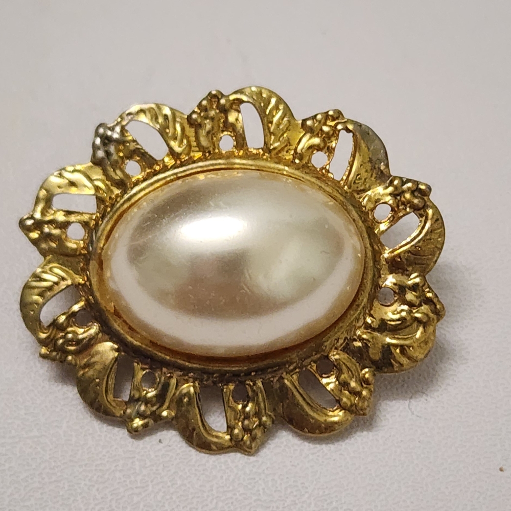 Vintage Gold Tone Faux Pearl Oval Brooch Floral Filigree Pin Classic